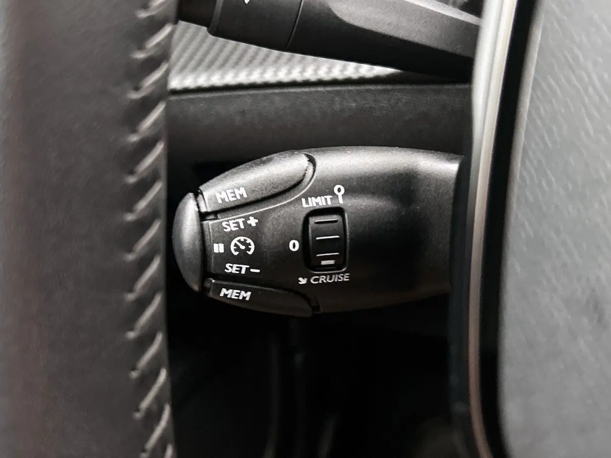 1.2 Puretech 96kW S&S Allure | APPLE CARPLAY | ANDROID AUTO | ACHTERUITRIJCAMERA | PARKEERSENSOREN | STOELVERWARMING | DAB RADIO | NAVIGATIE | CRUISE CONTROL | RIJSTROOKHULP | LICHTMETALEN V
