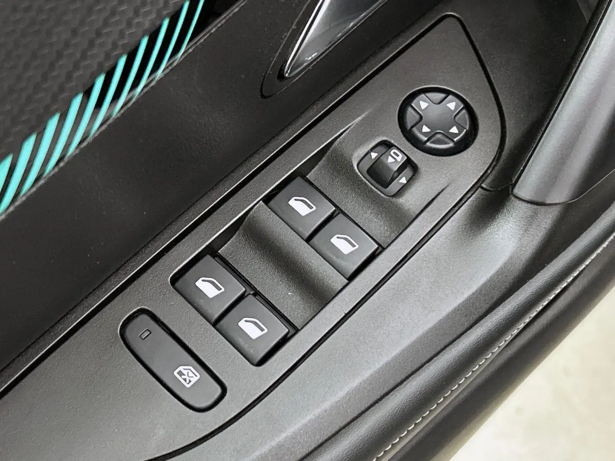 1.2 Puretech 96kW S&S Allure | APPLE CARPLAY | ANDROID AUTO | ACHTERUITRIJCAMERA | PARKEERSENSOREN | STOELVERWARMING | DAB RADIO | NAVIGATIE | CRUISE CONTROL | RIJSTROOKHULP | LICHTMETALEN V