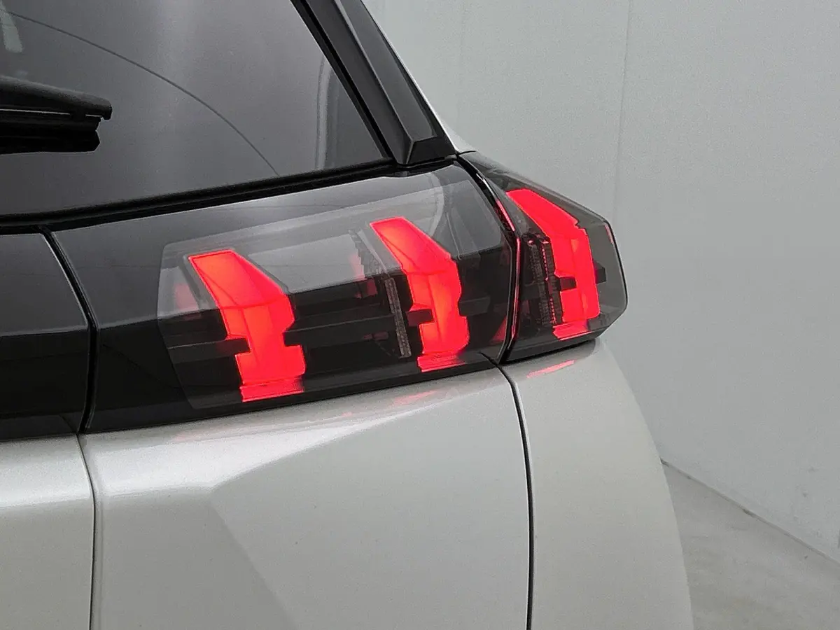 1.2 Puretech 96kW S&S Allure | APPLE CARPLAY | ANDROID AUTO | ACHTERUITRIJCAMERA | PARKEERSENSOREN | STOELVERWARMING | DAB RADIO | NAVIGATIE | CRUISE CONTROL | RIJSTROOKHULP | LICHTMETALEN V