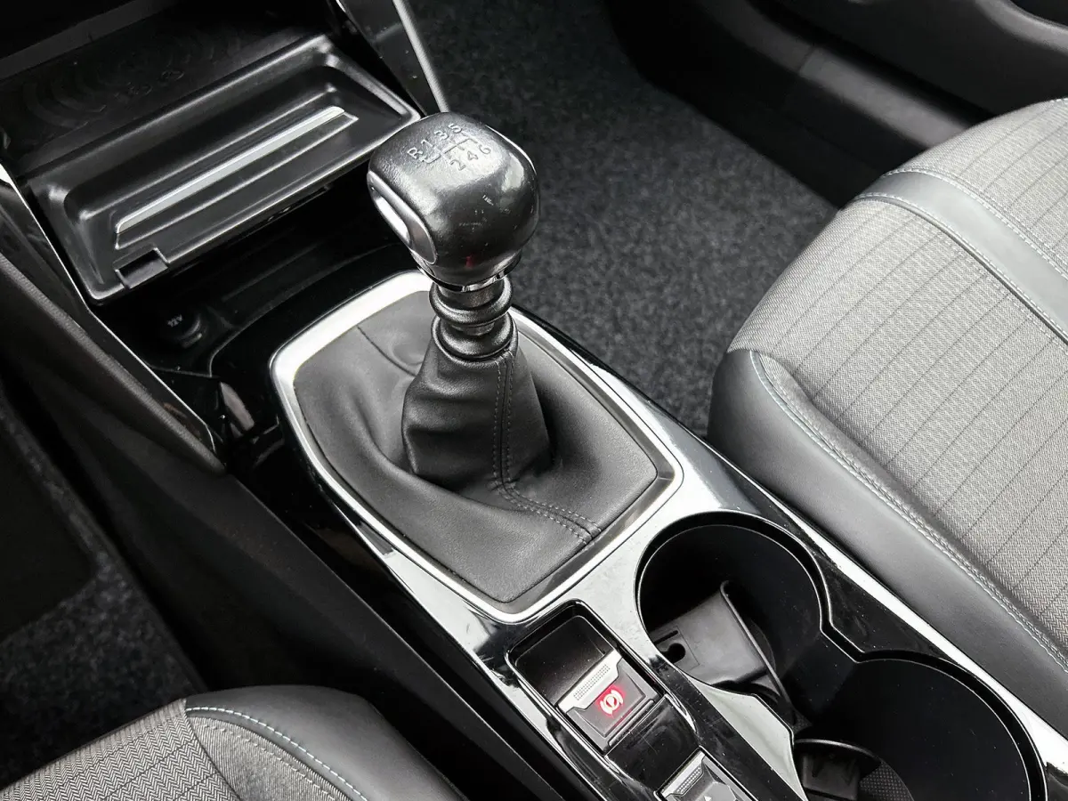 1.2 Puretech 96kW S&S Allure | APPLE CARPLAY | ANDROID AUTO | ACHTERUITRIJCAMERA | PARKEERSENSOREN | STOELVERWARMING | DAB RADIO | NAVIGATIE | CRUISE CONTROL | RIJSTROOKHULP | LICHTMETALEN V