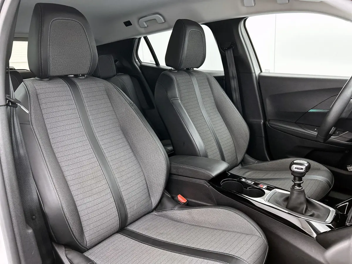 1.2 Puretech 96kW S&S Allure | APPLE CARPLAY | ANDROID AUTO | ACHTERUITRIJCAMERA | PARKEERSENSOREN | STOELVERWARMING | DAB RADIO | NAVIGATIE | CRUISE CONTROL | RIJSTROOKHULP | LICHTMETALEN V