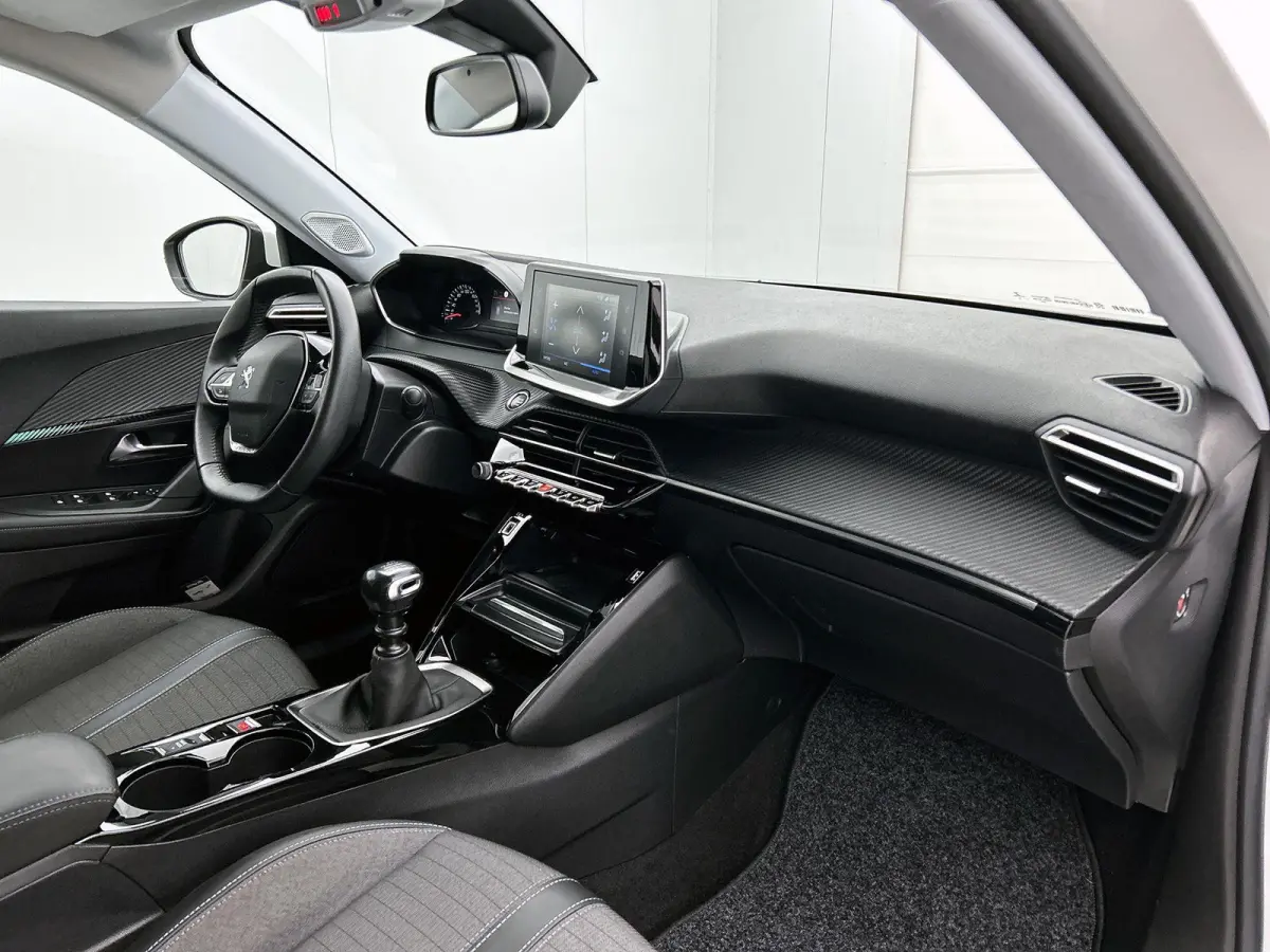 1.2 Puretech 96kW S&S Allure | APPLE CARPLAY | ANDROID AUTO | ACHTERUITRIJCAMERA | PARKEERSENSOREN | STOELVERWARMING | DAB RADIO | NAVIGATIE | CRUISE CONTROL | RIJSTROOKHULP | LICHTMETALEN V