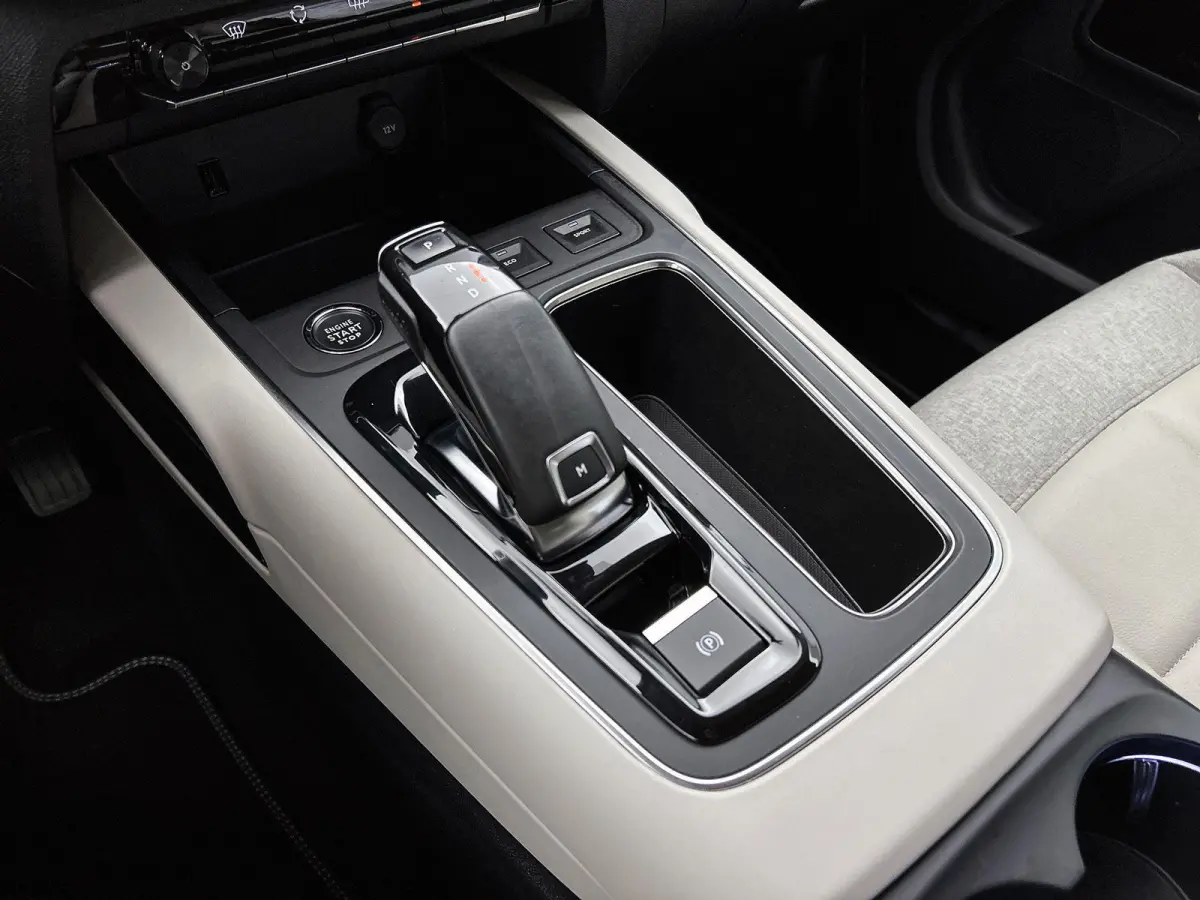 1.2 130pk Feel Automaat | Elektrische Bestuurdersstoel | Navigatie | Climate Control | Adaptieve Cruise Control | Camera | LED | 18"LMV | Stoelverwarming | Dodehoekdetectie | Keyless Entry/S
