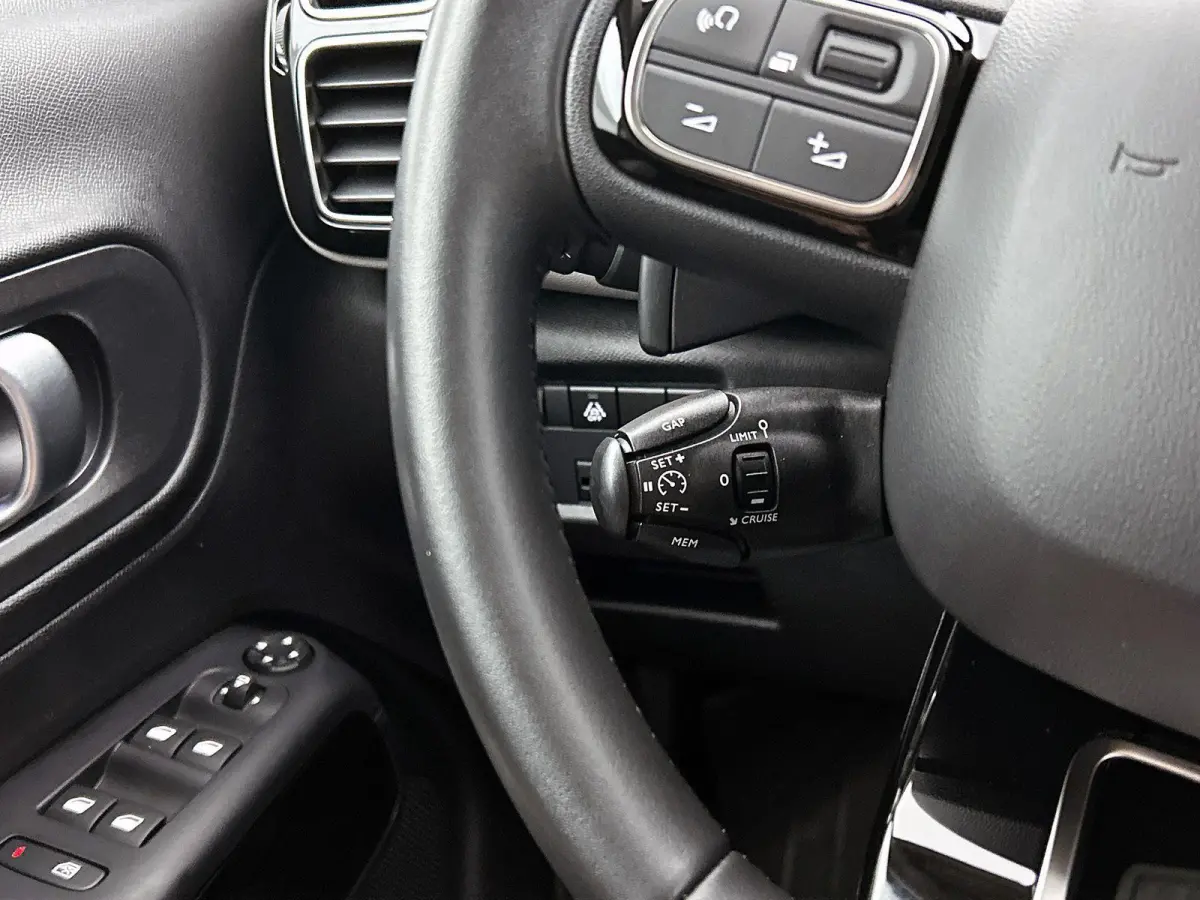 1.2 130pk Feel Automaat | Elektrische Bestuurdersstoel | Navigatie | Climate Control | Adaptieve Cruise Control | Camera | LED | 18"LMV | Stoelverwarming | Dodehoekdetectie | Keyless Entry/S