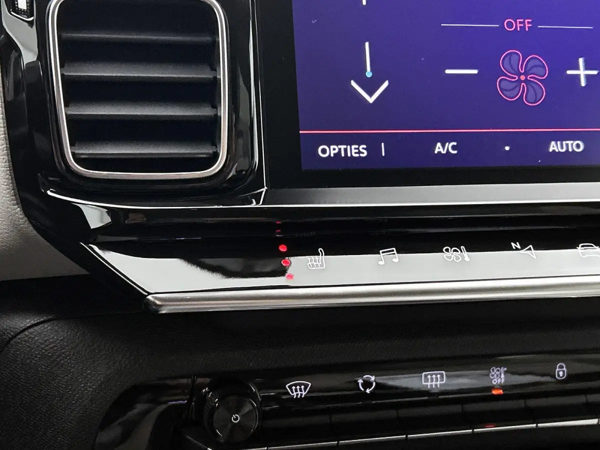 1.2 130pk Feel Automaat | Elektrische Bestuurdersstoel | Navigatie | Climate Control | Adaptieve Cruise Control | Camera | LED | 18"LMV | Stoelverwarming | Dodehoekdetectie | Keyless Entry/S