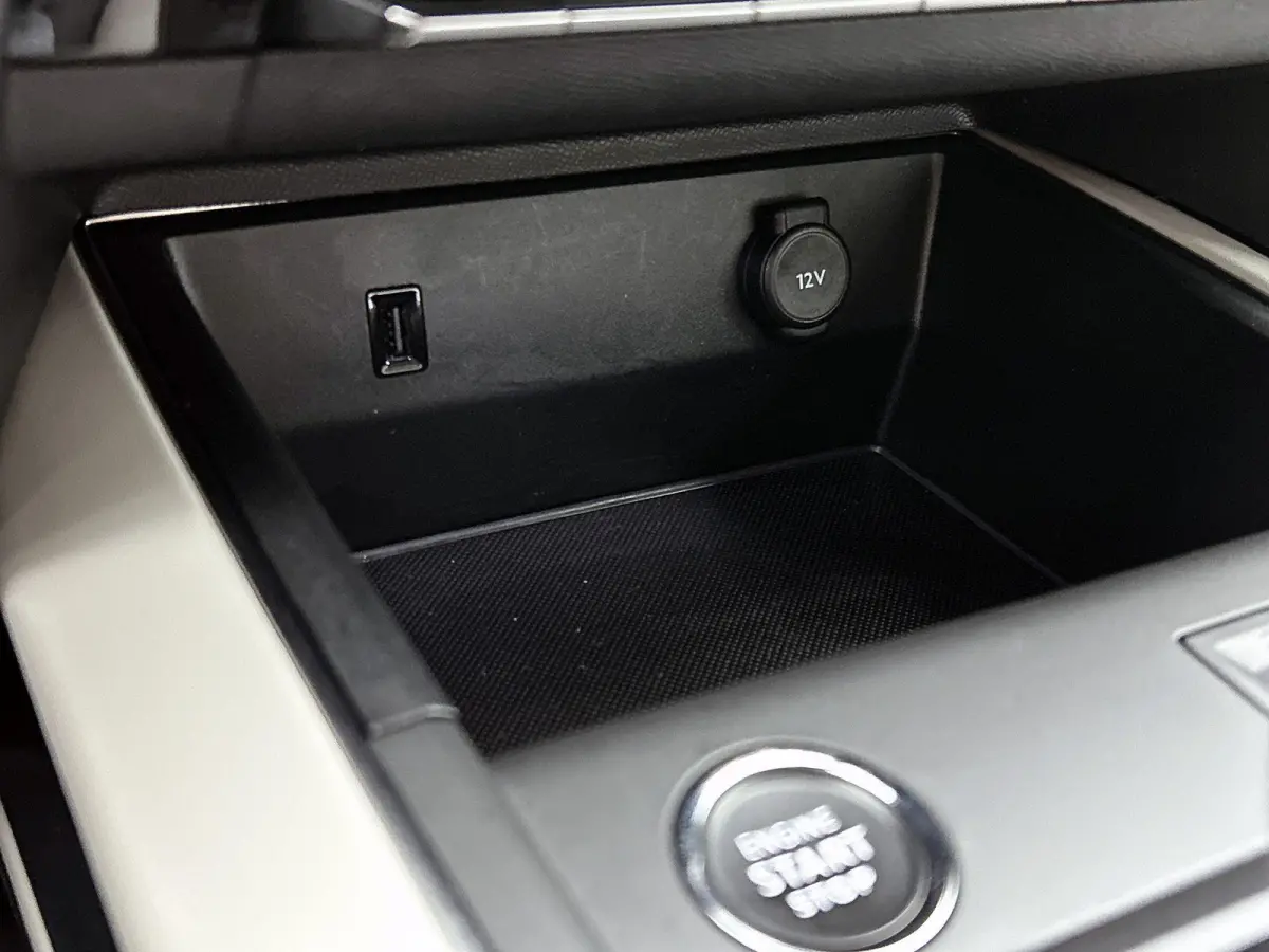 1.2 130pk Feel Automaat | Elektrische Bestuurdersstoel | Navigatie | Climate Control | Adaptieve Cruise Control | Camera | LED | 18"LMV | Stoelverwarming | Dodehoekdetectie | Keyless Entry/S