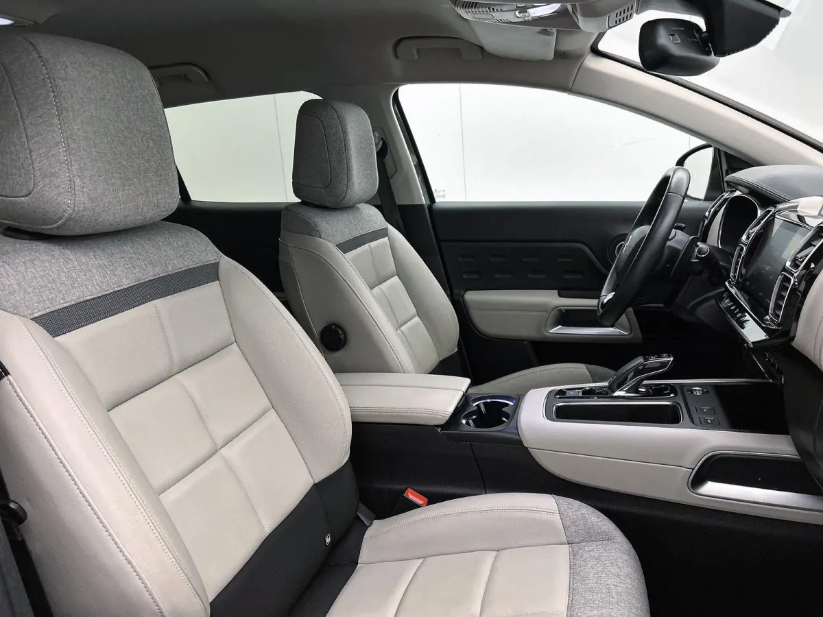 1.2 130pk Feel Automaat | Elektrische Bestuurdersstoel | Navigatie | Climate Control | Adaptieve Cruise Control | Camera | LED | 18"LMV | Stoelverwarming | Dodehoekdetectie | Keyless Entry/S