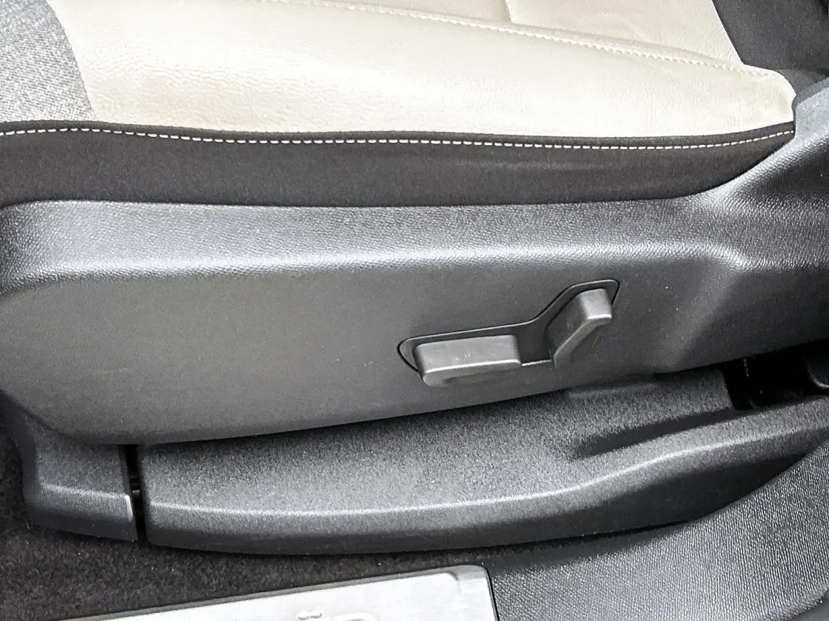 1.2 130pk Feel Automaat | Elektrische Bestuurdersstoel | Navigatie | Climate Control | Adaptieve Cruise Control | Camera | LED | 18"LMV | Stoelverwarming | Dodehoekdetectie | Keyless Entry/S