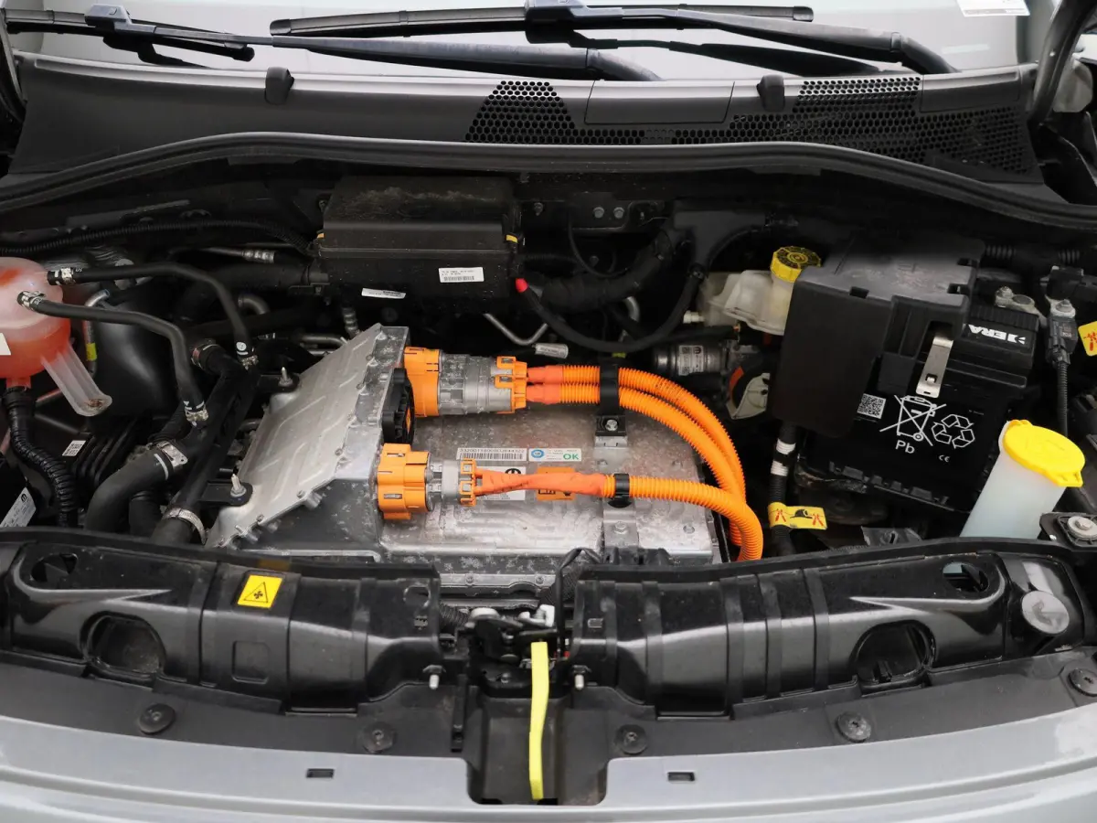 RED 42 kWh | SOH 94,5% | APPLE CARPLAY | ANDROID AUTO | STOELVERWARMING | PARKEERSENSOREN ACHTER | KEYLESS | DAB RADIO | LICHTMETALEN VELGEN | CRUISE CONTROL |