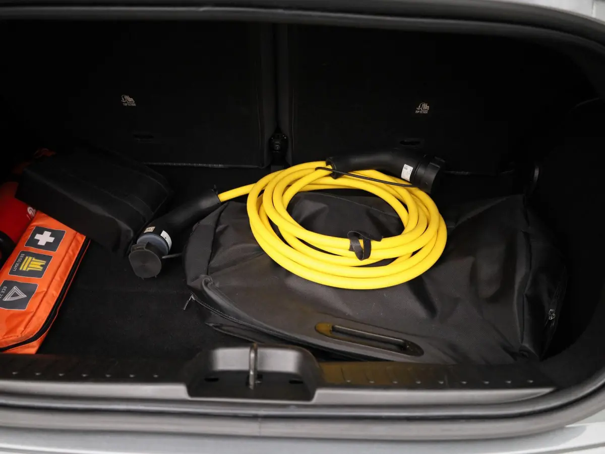 RED 42 kWh | SOH 94,5% | APPLE CARPLAY | ANDROID AUTO | STOELVERWARMING | PARKEERSENSOREN ACHTER | KEYLESS | DAB RADIO | LICHTMETALEN VELGEN | CRUISE CONTROL |