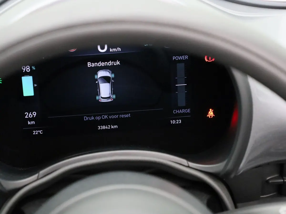 RED 42 kWh | SOH 94,5% | APPLE CARPLAY | ANDROID AUTO | STOELVERWARMING | PARKEERSENSOREN ACHTER | KEYLESS | DAB RADIO | LICHTMETALEN VELGEN | CRUISE CONTROL |