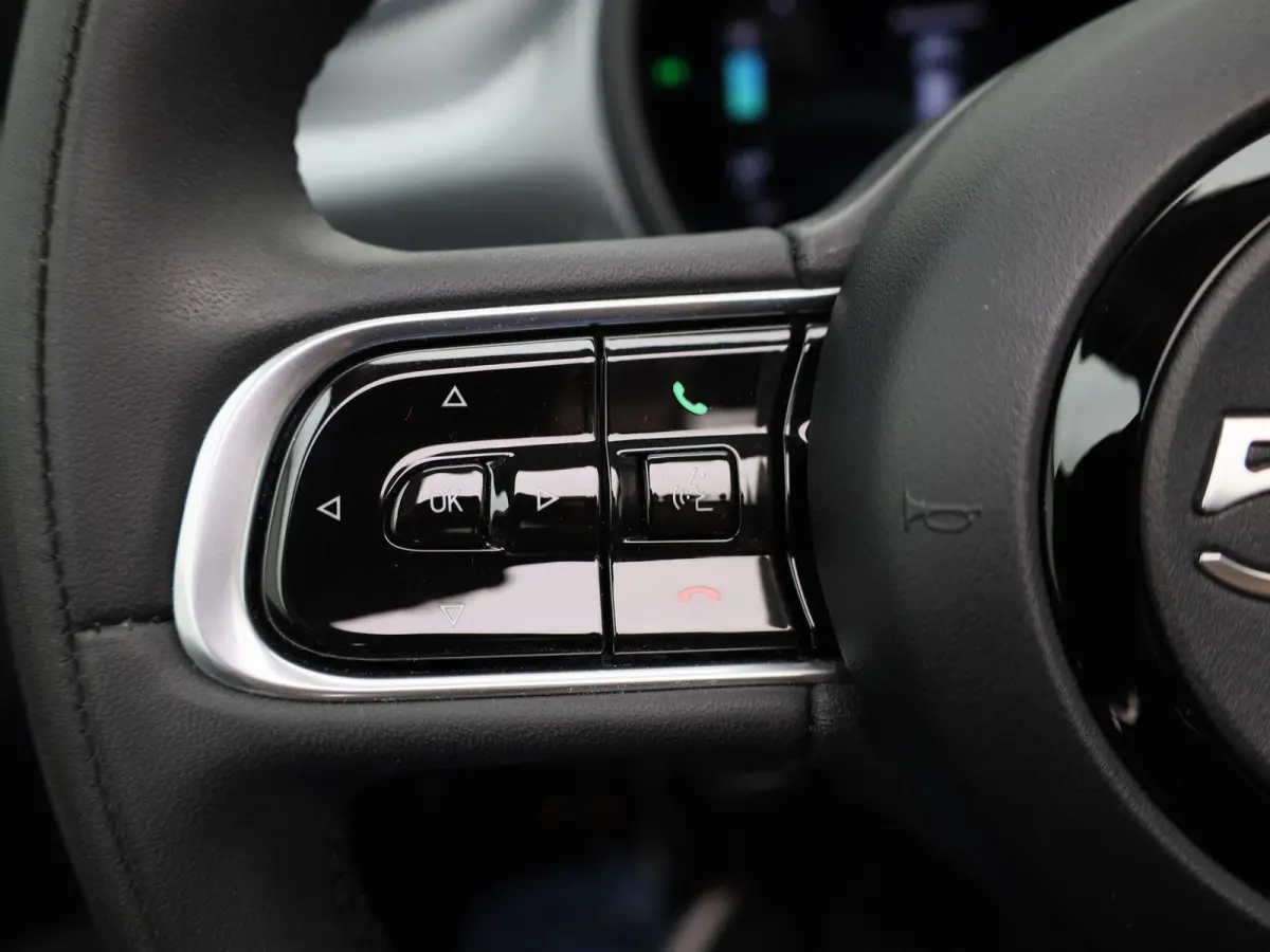 RED 42 kWh | SOH 94,5% | APPLE CARPLAY | ANDROID AUTO | STOELVERWARMING | PARKEERSENSOREN ACHTER | KEYLESS | DAB RADIO | LICHTMETALEN VELGEN | CRUISE CONTROL |