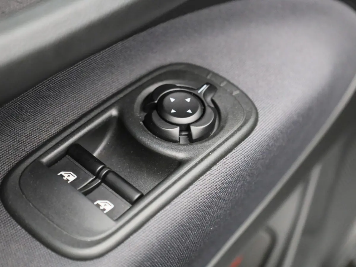 RED 42 kWh | SOH 94,5% | APPLE CARPLAY | ANDROID AUTO | STOELVERWARMING | PARKEERSENSOREN ACHTER | KEYLESS | DAB RADIO | LICHTMETALEN VELGEN | CRUISE CONTROL |