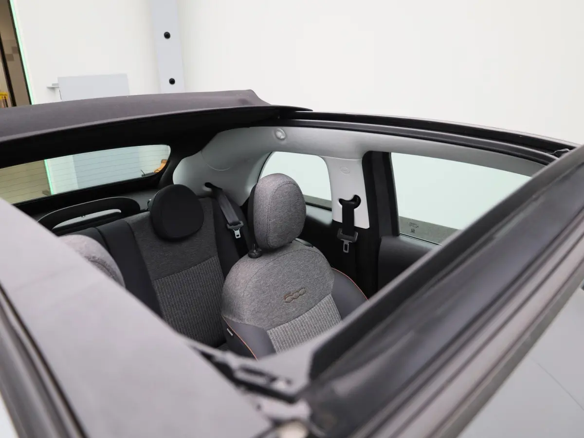 RED 42 kWh | SOH 94,5% | APPLE CARPLAY | ANDROID AUTO | STOELVERWARMING | PARKEERSENSOREN ACHTER | KEYLESS | DAB RADIO | LICHTMETALEN VELGEN | CRUISE CONTROL |