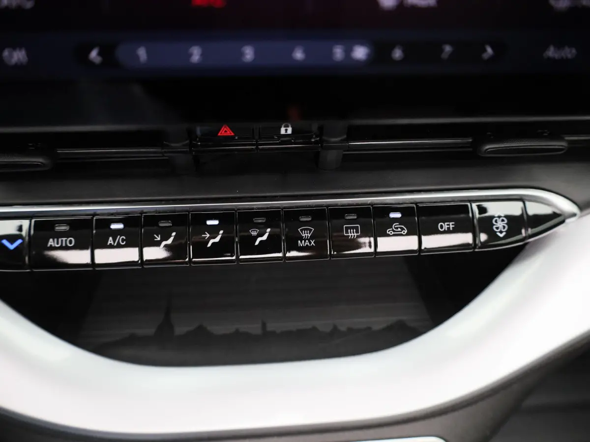RED 42 kWh | SOH 94,5% | APPLE CARPLAY | ANDROID AUTO | STOELVERWARMING | PARKEERSENSOREN ACHTER | KEYLESS | DAB RADIO | LICHTMETALEN VELGEN | CRUISE CONTROL |