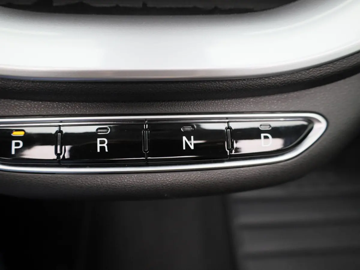 RED 42 kWh | SOH 94,5% | APPLE CARPLAY | ANDROID AUTO | STOELVERWARMING | PARKEERSENSOREN ACHTER | KEYLESS | DAB RADIO | LICHTMETALEN VELGEN | CRUISE CONTROL |