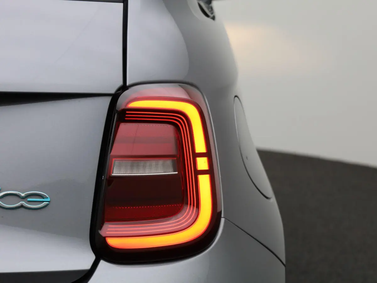 RED 42 kWh | SOH 94,5% | APPLE CARPLAY | ANDROID AUTO | STOELVERWARMING | PARKEERSENSOREN ACHTER | KEYLESS | DAB RADIO | LICHTMETALEN VELGEN | CRUISE CONTROL |