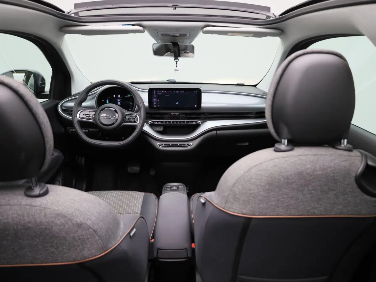RED 42 kWh | APPLE CARPLAY | ANDROID AUTO | STOELVERWARMING | PARKEERSENSOREN ACHTER | KEYLESS | DAB RADIO | LICHTMETALEN VELGEN | CRUISE CONTROL |