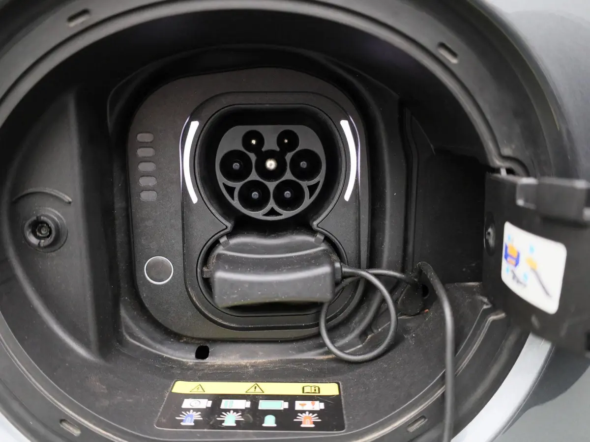 RED 42 kWh | SOH 94,5% | APPLE CARPLAY | ANDROID AUTO | STOELVERWARMING | PARKEERSENSOREN ACHTER | KEYLESS | DAB RADIO | LICHTMETALEN VELGEN | CRUISE CONTROL |