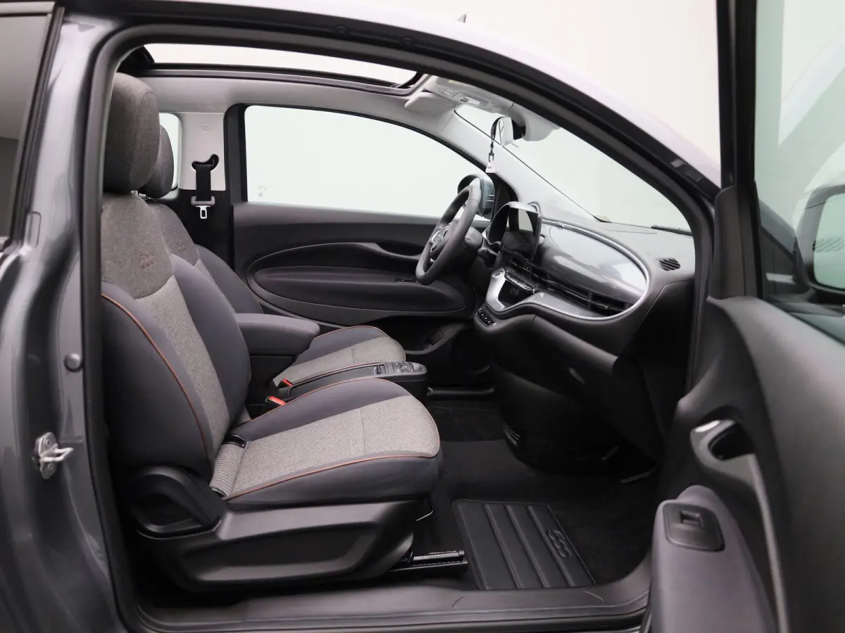 RED 42 kWh | SOH 94,5% | APPLE CARPLAY | ANDROID AUTO | STOELVERWARMING | PARKEERSENSOREN ACHTER | KEYLESS | DAB RADIO | LICHTMETALEN VELGEN | CRUISE CONTROL |