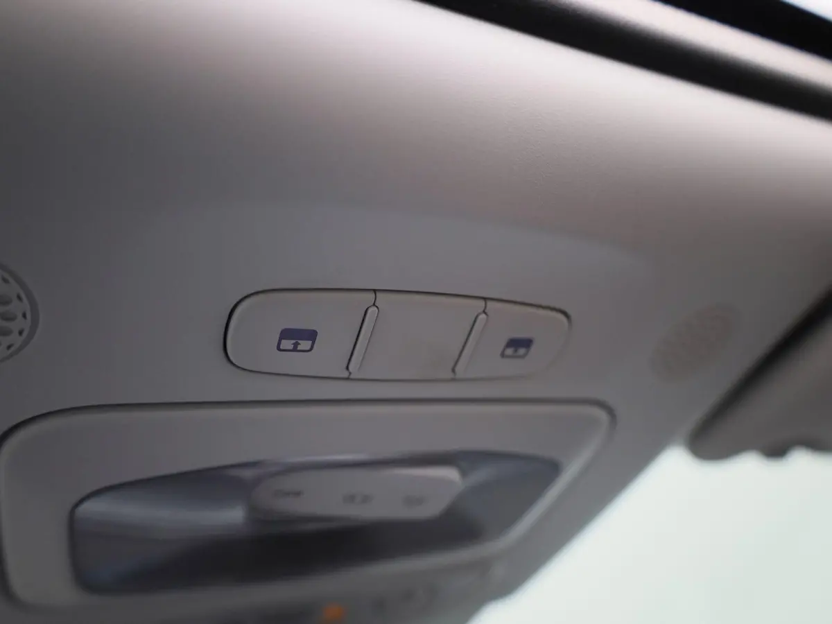 RED 42 kWh | SOH 94,5% | APPLE CARPLAY | ANDROID AUTO | STOELVERWARMING | PARKEERSENSOREN ACHTER | KEYLESS | DAB RADIO | LICHTMETALEN VELGEN | CRUISE CONTROL |