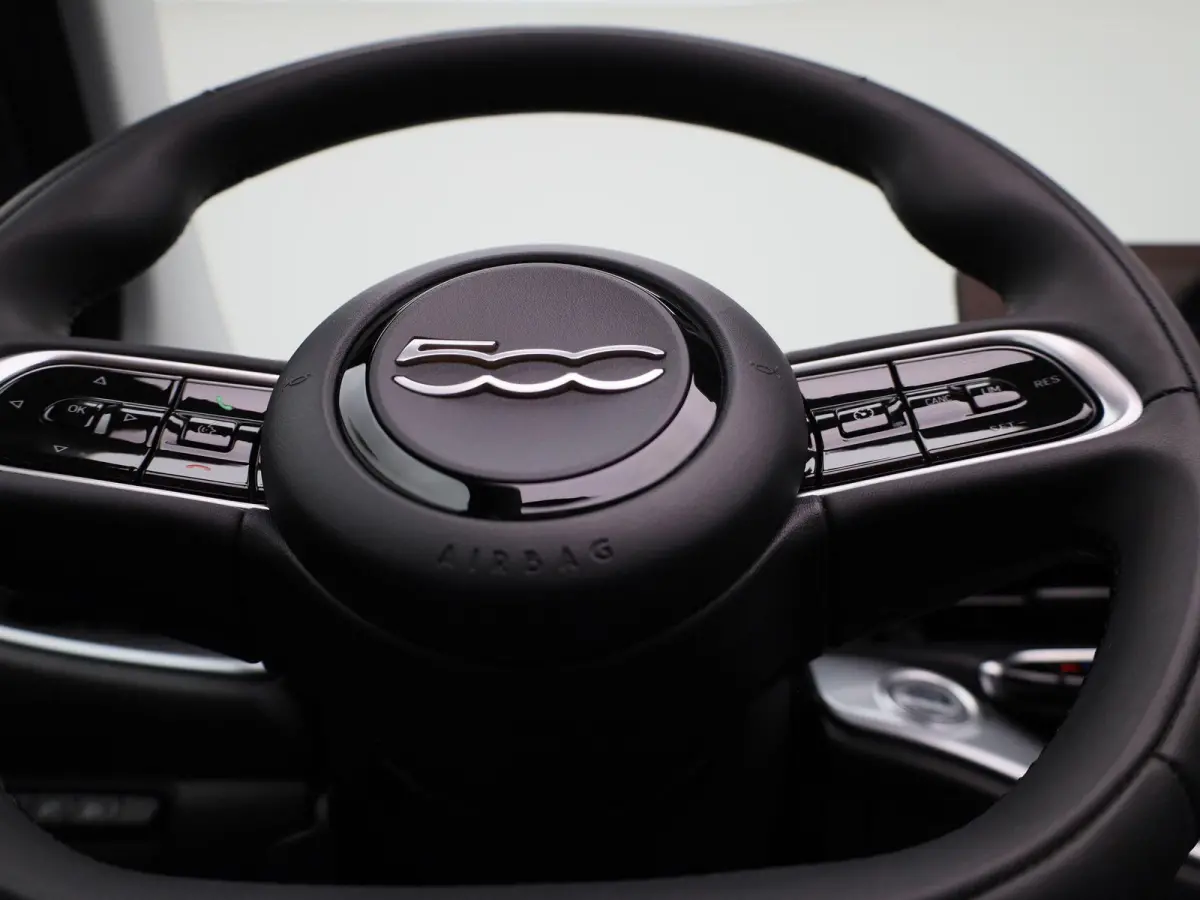 RED 42 kWh | SOH 94,5% | APPLE CARPLAY | ANDROID AUTO | STOELVERWARMING | PARKEERSENSOREN ACHTER | KEYLESS | DAB RADIO | LICHTMETALEN VELGEN | CRUISE CONTROL |