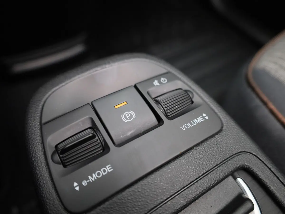 RED 42 kWh | SOH 94,5% | APPLE CARPLAY | ANDROID AUTO | STOELVERWARMING | PARKEERSENSOREN ACHTER | KEYLESS | DAB RADIO | LICHTMETALEN VELGEN | CRUISE CONTROL |
