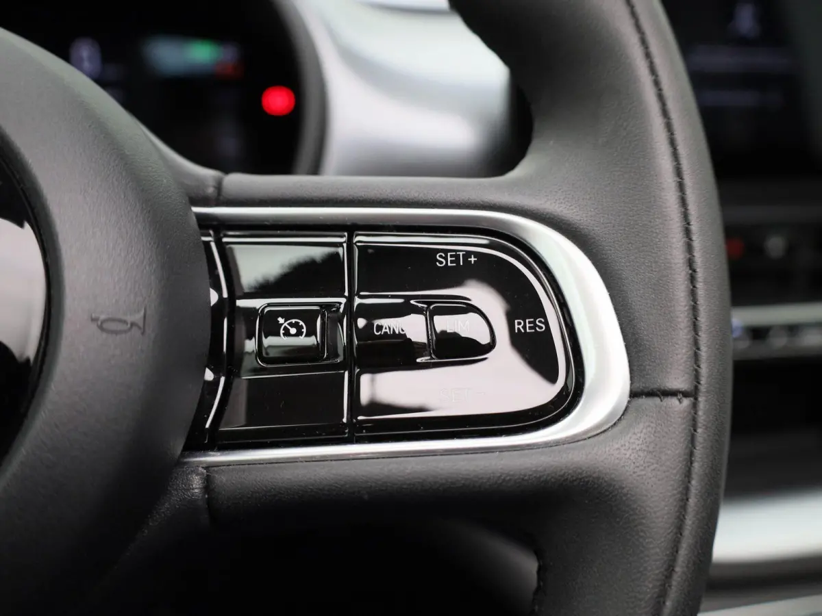 RED 42 kWh | SOH 94,5% | APPLE CARPLAY | ANDROID AUTO | STOELVERWARMING | PARKEERSENSOREN ACHTER | KEYLESS | DAB RADIO | LICHTMETALEN VELGEN | CRUISE CONTROL |