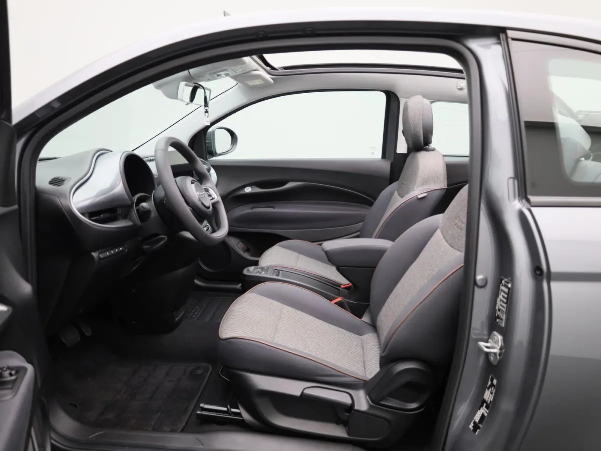 RED 42 kWh | SOH 94,5% | APPLE CARPLAY | ANDROID AUTO | STOELVERWARMING | PARKEERSENSOREN ACHTER | KEYLESS | DAB RADIO | LICHTMETALEN VELGEN | CRUISE CONTROL |