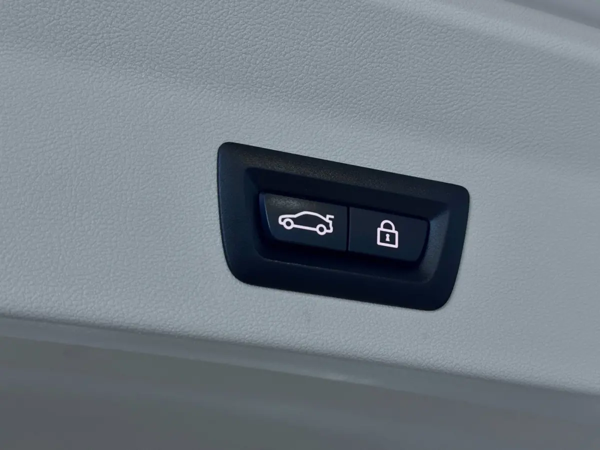 XDrive30e | Nieuw model | Trekhaak | LED | Keyless | 360 camera | Stoelverwarming | 1e eigenaar | SOH 93%