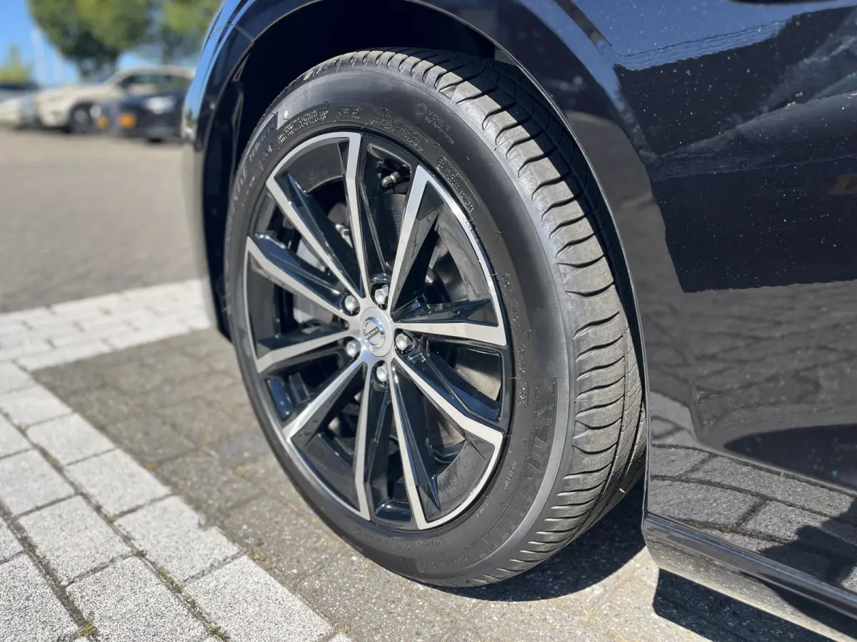 T6 Plug-in hybrid AWD Plus Dark | 18 Inch Velgen | Climate Pack | Harman Kardon | Adaptive Cruise Control |