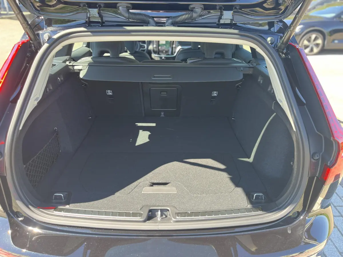 T6 Plug-in hybrid AWD Plus Dark | 18 Inch Velgen | Climate Pack | Harman Kardon | Adaptive Cruise Control |