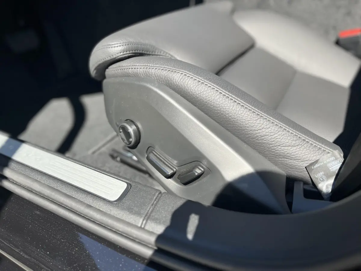 T6 Plug-in hybrid AWD Plus Dark | 18 Inch Velgen | Climate Pack | Harman Kardon | Adaptive Cruise Control |