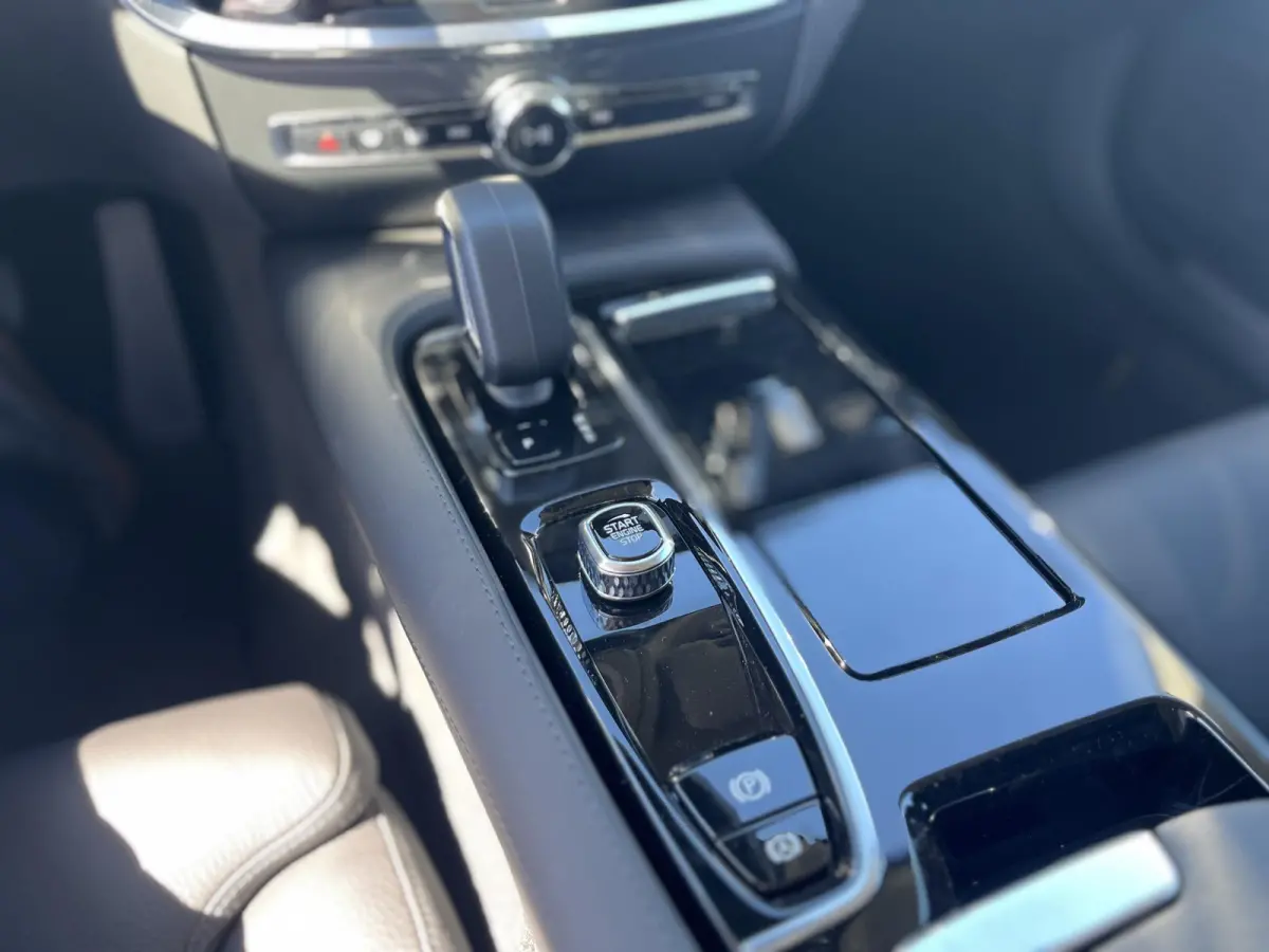 T6 Plug-in hybrid AWD Plus Dark | 18 Inch Velgen | Climate Pack | Harman Kardon | Adaptive Cruise Control |