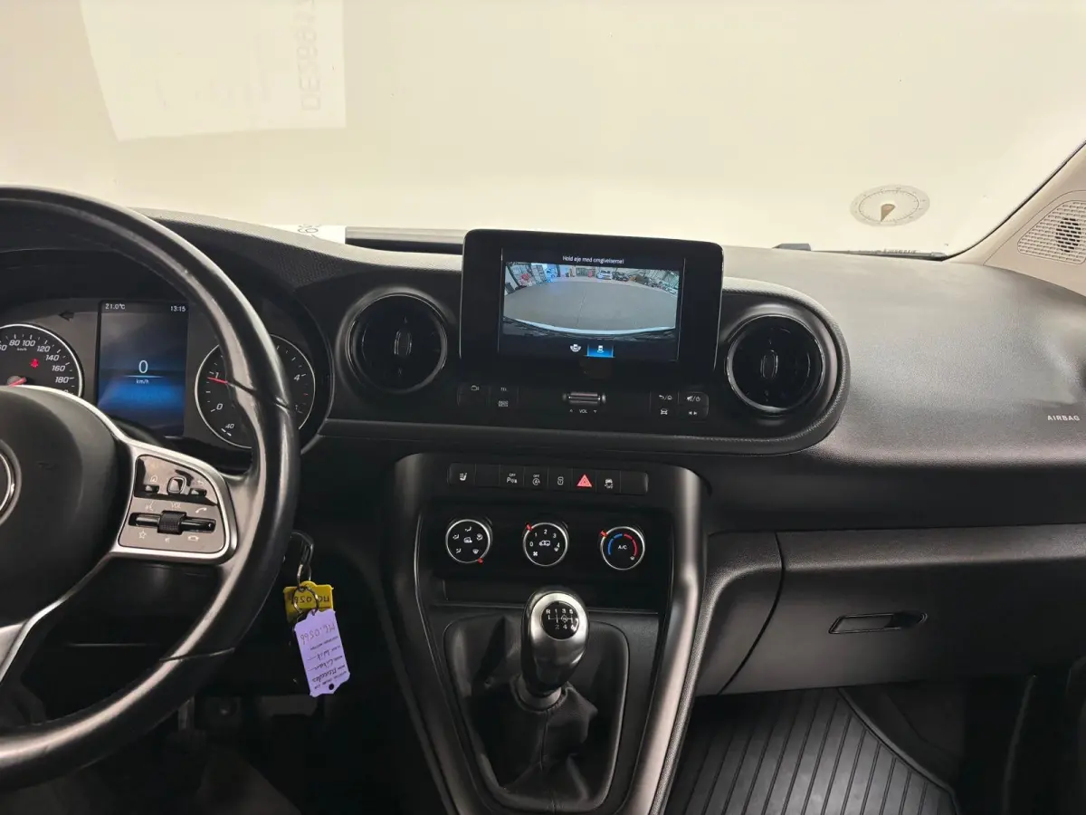 110 CDI Pro L1 Airco Cruise control Achteruitrijcamera Verwarmde stoel Trekhaak Parkeersensor achter Apple Carplay/ Android Auto