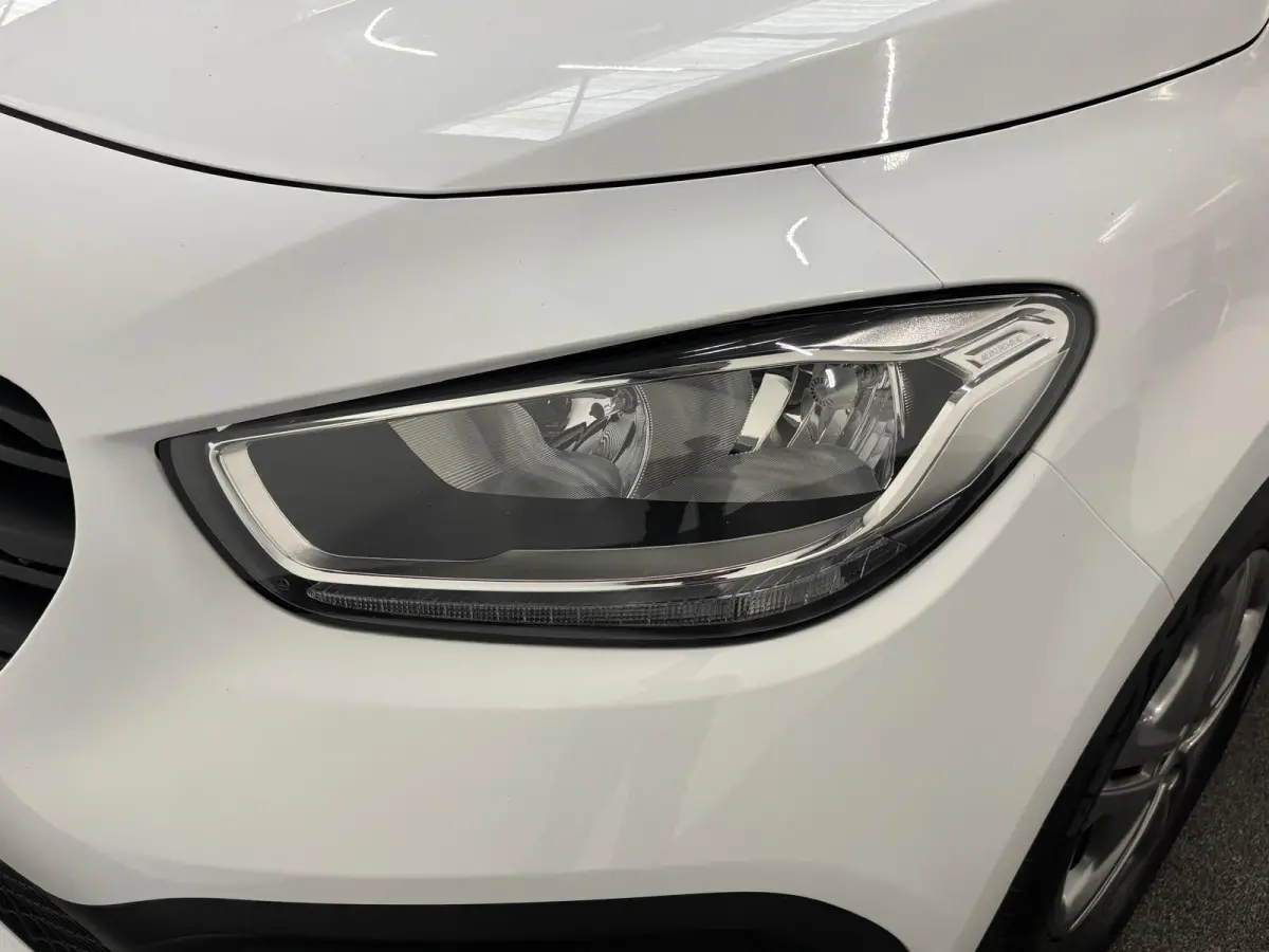 110 CDI Pro L1 Airco Cruise control Achteruitrijcamera Verwarmde stoel Trekhaak Parkeersensor achter Apple Carplay/ Android Auto