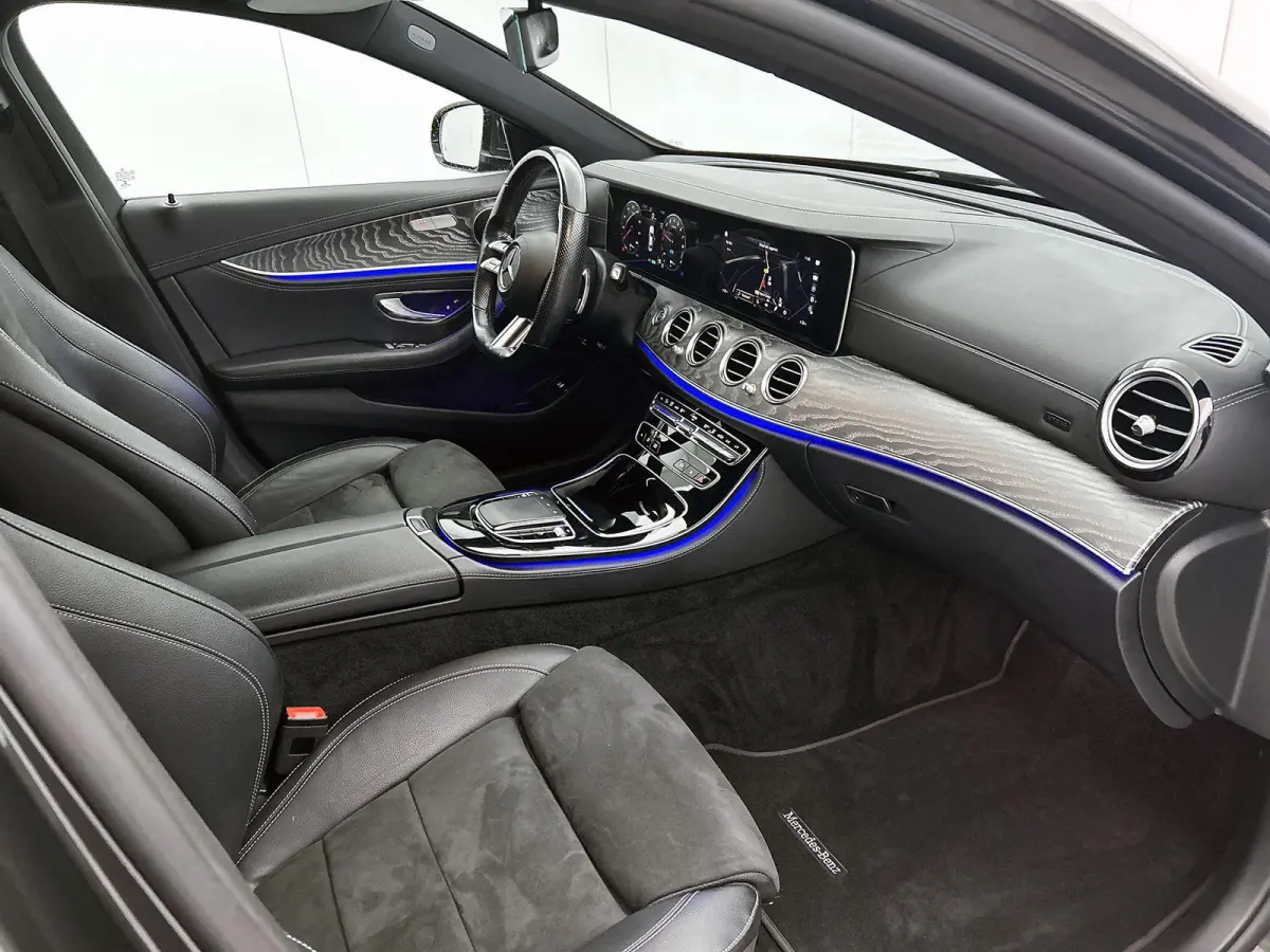 300 e Business Solution AMG | APPLE CARPLAY | ANDROID AUTO | ACHTERUITRIJCAMERA | PARKEERSENSOREN | HEAD-UP DISPLAY | SFEERVERLICHTING | STOELVERWARMING | DODEHOEKSENSOREN | CRUISE CONTROL |