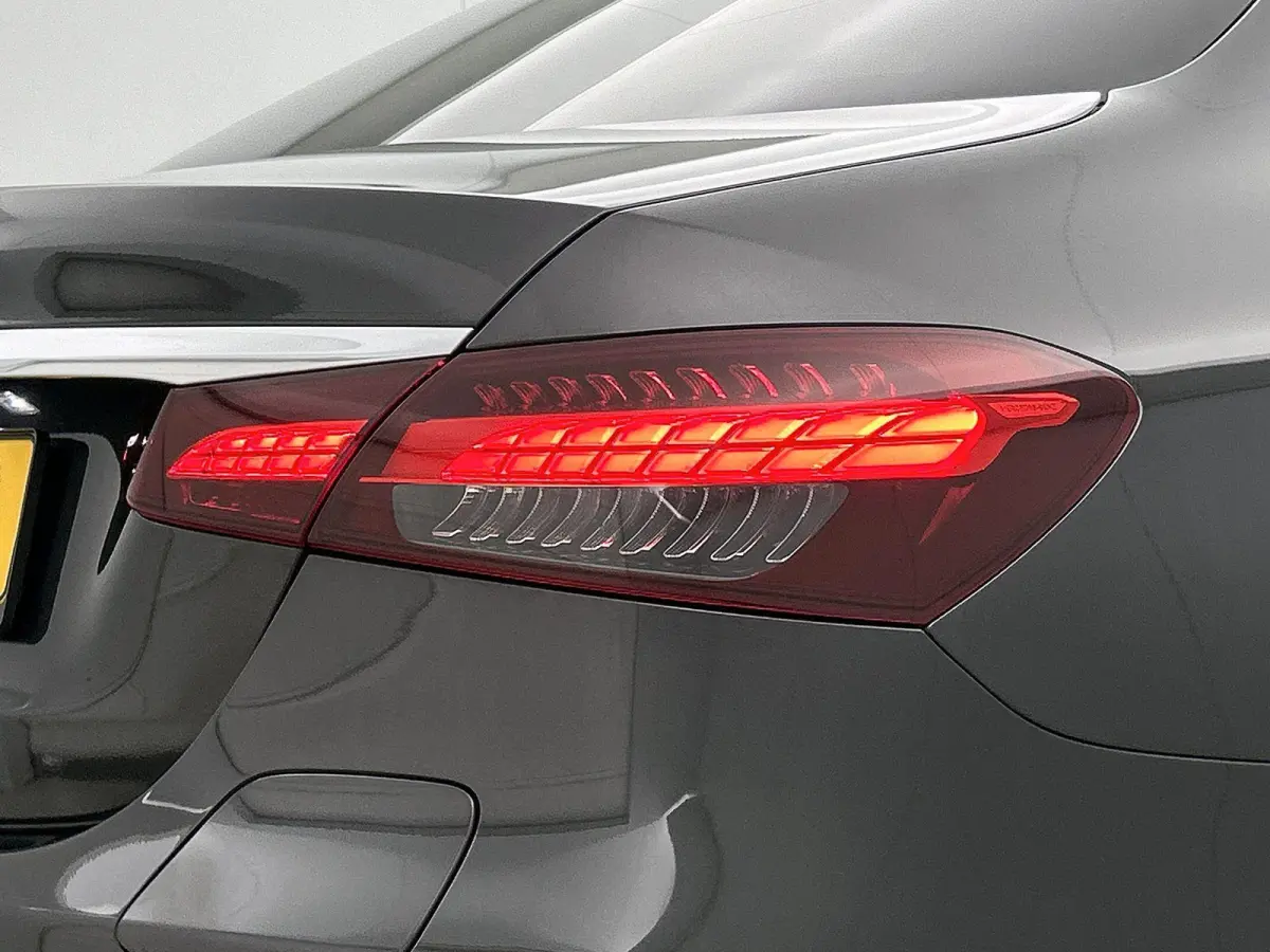 300 e Business Solution AMG | APPLE CARPLAY | ANDROID AUTO | ACHTERUITRIJCAMERA | PARKEERSENSOREN | HEAD-UP DISPLAY | SFEERVERLICHTING | STOELVERWARMING | DODEHOEKSENSOREN | CRUISE CONTROL |