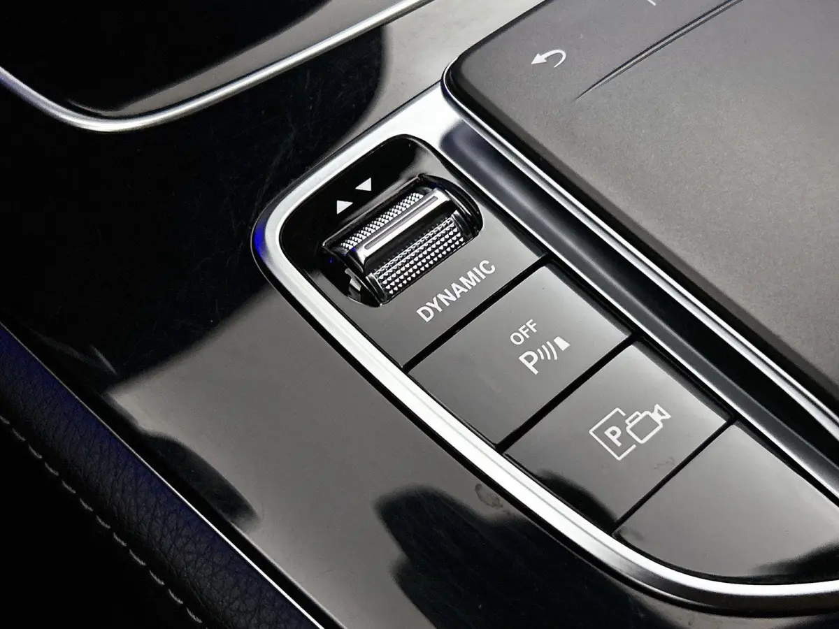 300 e Business Solution AMG | APPLE CARPLAY | ANDROID AUTO | ACHTERUITRIJCAMERA | PARKEERSENSOREN | HEAD-UP DISPLAY | SFEERVERLICHTING | STOELVERWARMING | DODEHOEKSENSOREN | CRUISE CONTROL |