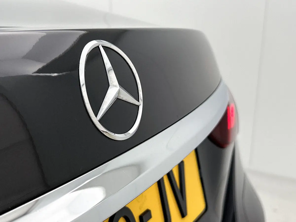300 e Business Solution AMG | APPLE CARPLAY | ANDROID AUTO | ACHTERUITRIJCAMERA | PARKEERSENSOREN | HEAD-UP DISPLAY | SFEERVERLICHTING | STOELVERWARMING | DODEHOEKSENSOREN | CRUISE CONTROL |