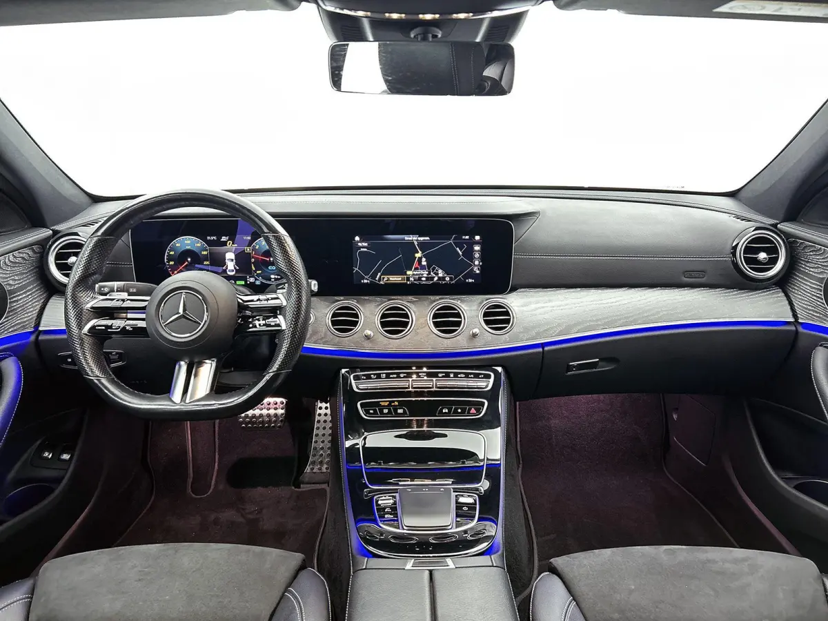 300 e Business Solution AMG | APPLE CARPLAY | ANDROID AUTO | ACHTERUITRIJCAMERA | PARKEERSENSOREN | HEAD-UP DISPLAY | SFEERVERLICHTING | STOELVERWARMING | DODEHOEKSENSOREN | CRUISE CONTROL |