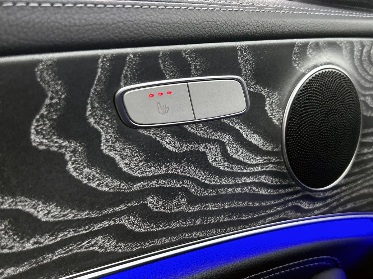 300 e Business Solution AMG | APPLE CARPLAY | ANDROID AUTO | ACHTERUITRIJCAMERA | PARKEERSENSOREN | HEAD-UP DISPLAY | SFEERVERLICHTING | STOELVERWARMING | DODEHOEKSENSOREN | CRUISE CONTROL |