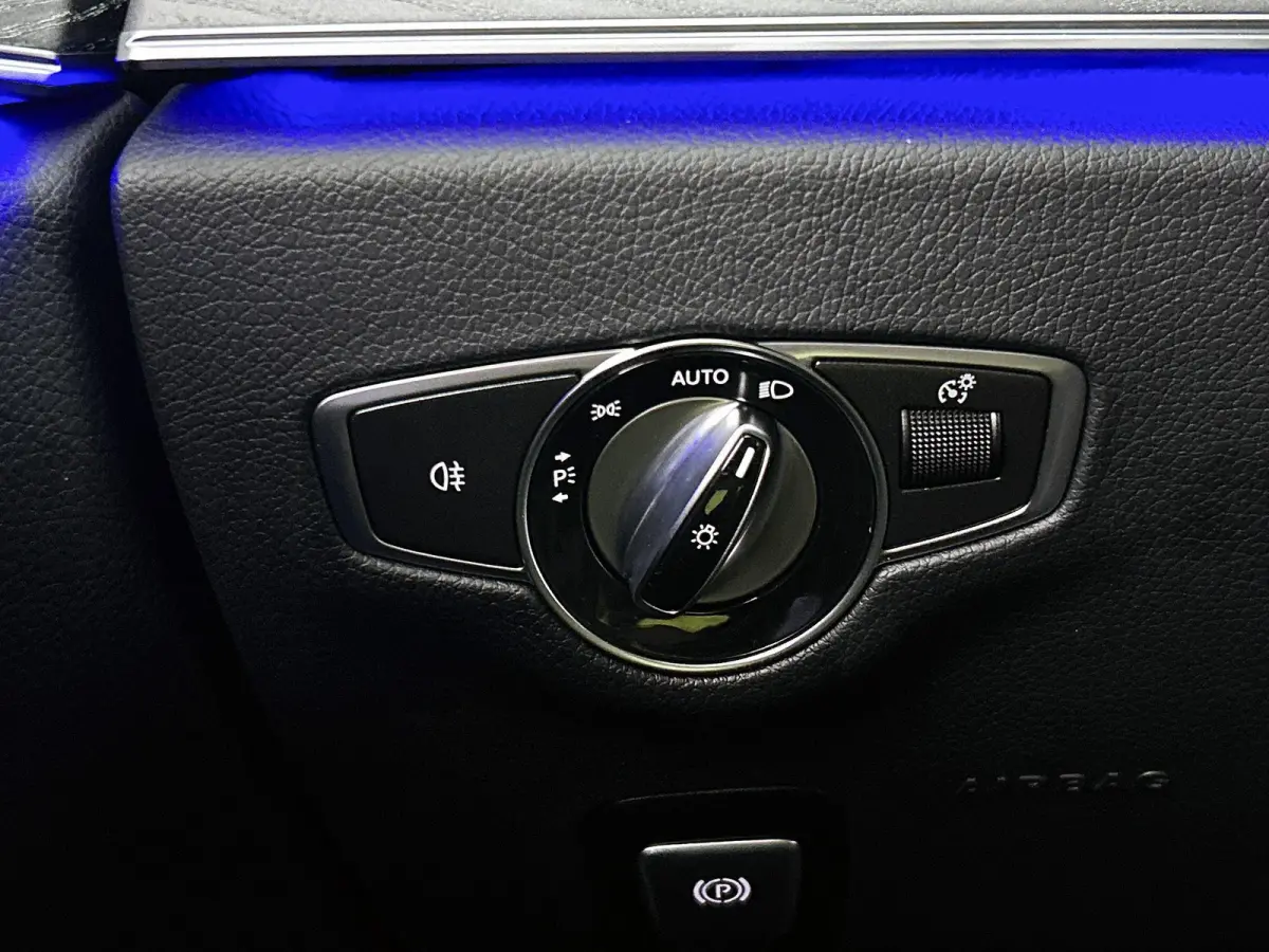 300 e Business Solution AMG | APPLE CARPLAY | ANDROID AUTO | ACHTERUITRIJCAMERA | PARKEERSENSOREN | HEAD-UP DISPLAY | SFEERVERLICHTING | STOELVERWARMING | DODEHOEKSENSOREN | CRUISE CONTROL |