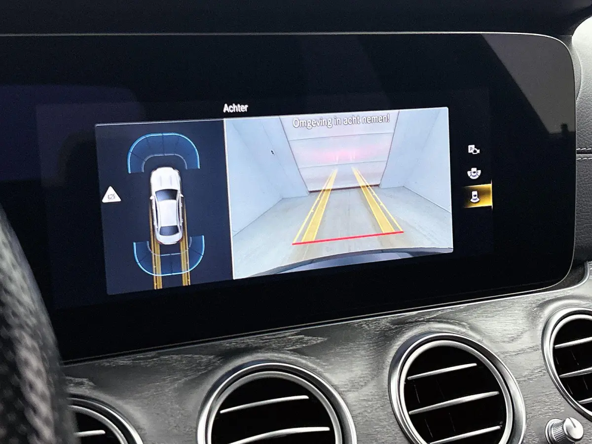 300 e Business Solution AMG | APPLE CARPLAY | ANDROID AUTO | ACHTERUITRIJCAMERA | PARKEERSENSOREN | HEAD-UP DISPLAY | SFEERVERLICHTING | STOELVERWARMING | DODEHOEKSENSOREN | CRUISE CONTROL |