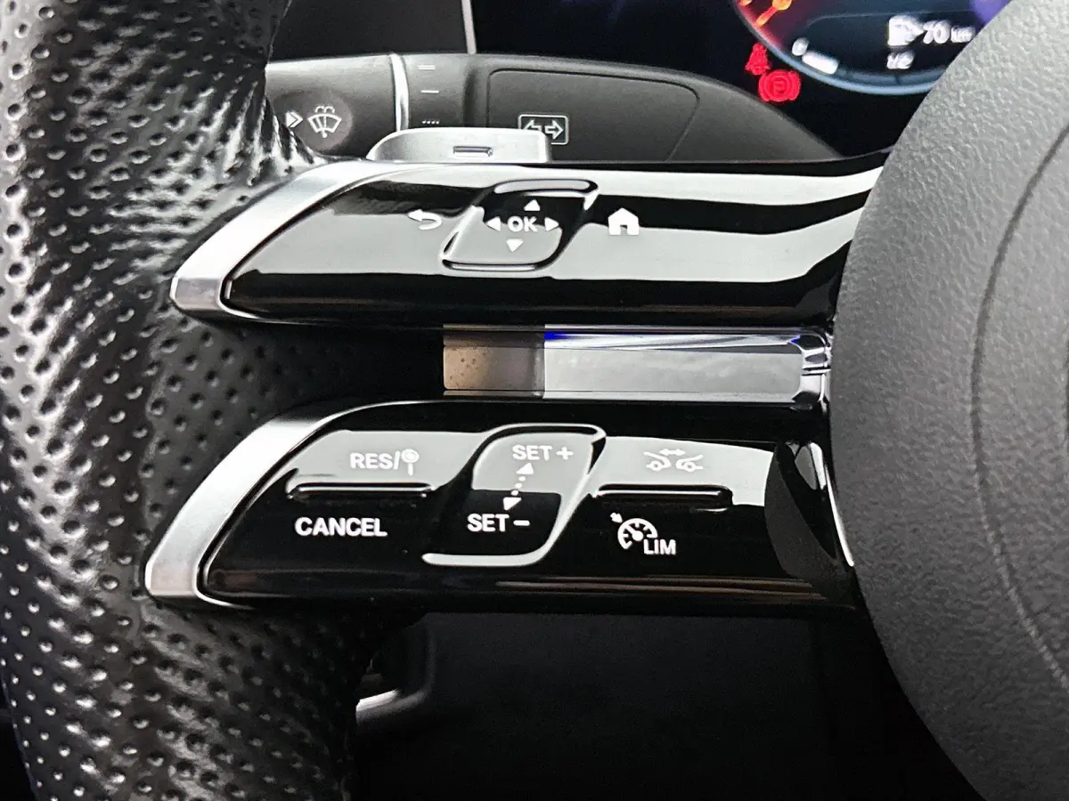 300 e Business Solution AMG | APPLE CARPLAY | ANDROID AUTO | ACHTERUITRIJCAMERA | PARKEERSENSOREN | HEAD-UP DISPLAY | SFEERVERLICHTING | STOELVERWARMING | DODEHOEKSENSOREN | CRUISE CONTROL |