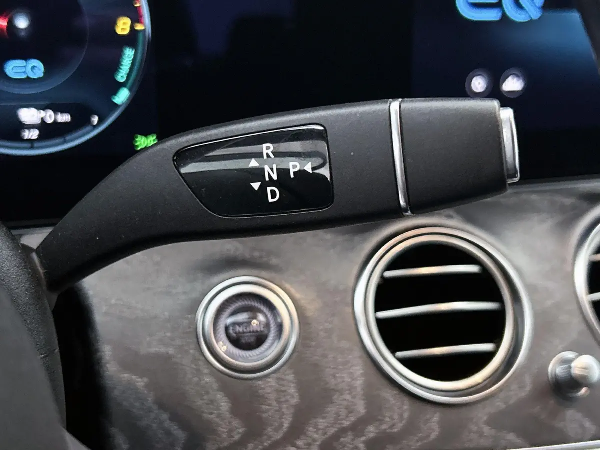 300 e Business Solution AMG | APPLE CARPLAY | ANDROID AUTO | ACHTERUITRIJCAMERA | PARKEERSENSOREN | HEAD-UP DISPLAY | SFEERVERLICHTING | STOELVERWARMING | DODEHOEKSENSOREN | CRUISE CONTROL |