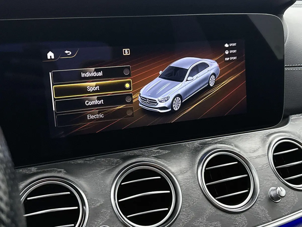 300 e Business Solution AMG | APPLE CARPLAY | ANDROID AUTO | ACHTERUITRIJCAMERA | PARKEERSENSOREN | HEAD-UP DISPLAY | SFEERVERLICHTING | STOELVERWARMING | DODEHOEKSENSOREN | CRUISE CONTROL |