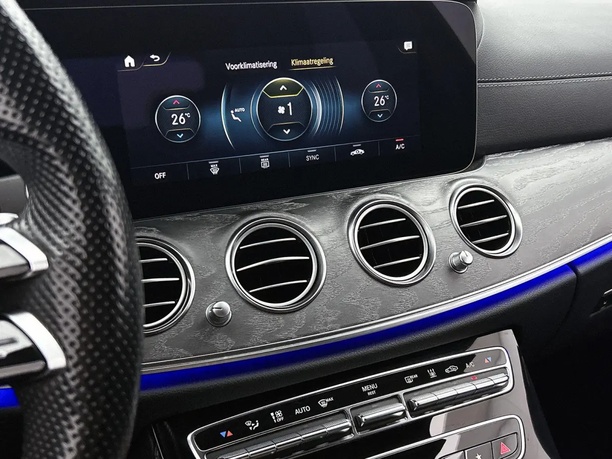 300 e Business Solution AMG | APPLE CARPLAY | ANDROID AUTO | ACHTERUITRIJCAMERA | PARKEERSENSOREN | HEAD-UP DISPLAY | SFEERVERLICHTING | STOELVERWARMING | DODEHOEKSENSOREN | CRUISE CONTROL |