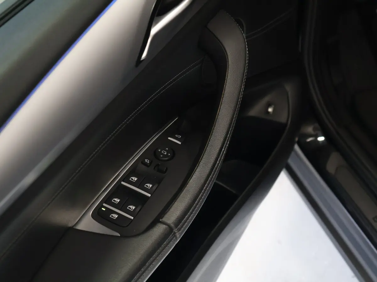 xDrive30e High Executive [SCHUIFKANTELDAK, APPLE CARPLAY, ANDROID, STOELVERWARMING, VOL LEDER, ELEKTRISCHE ACHTERKLEP, PDC V+A, CRUISE CONTROL, GROOT NAVIGATIE, 3-ZONE CLIMATE, DIGITAL DASH,