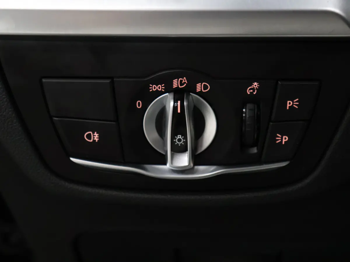 xDrive30e High Executive [SCHUIFKANTELDAK, APPLE CARPLAY, ANDROID, STOELVERWARMING, VOL LEDER, ELEKTRISCHE ACHTERKLEP, PDC V+A, CRUISE CONTROL, GROOT NAVIGATIE, 3-ZONE CLIMATE, DIGITAL DASH,